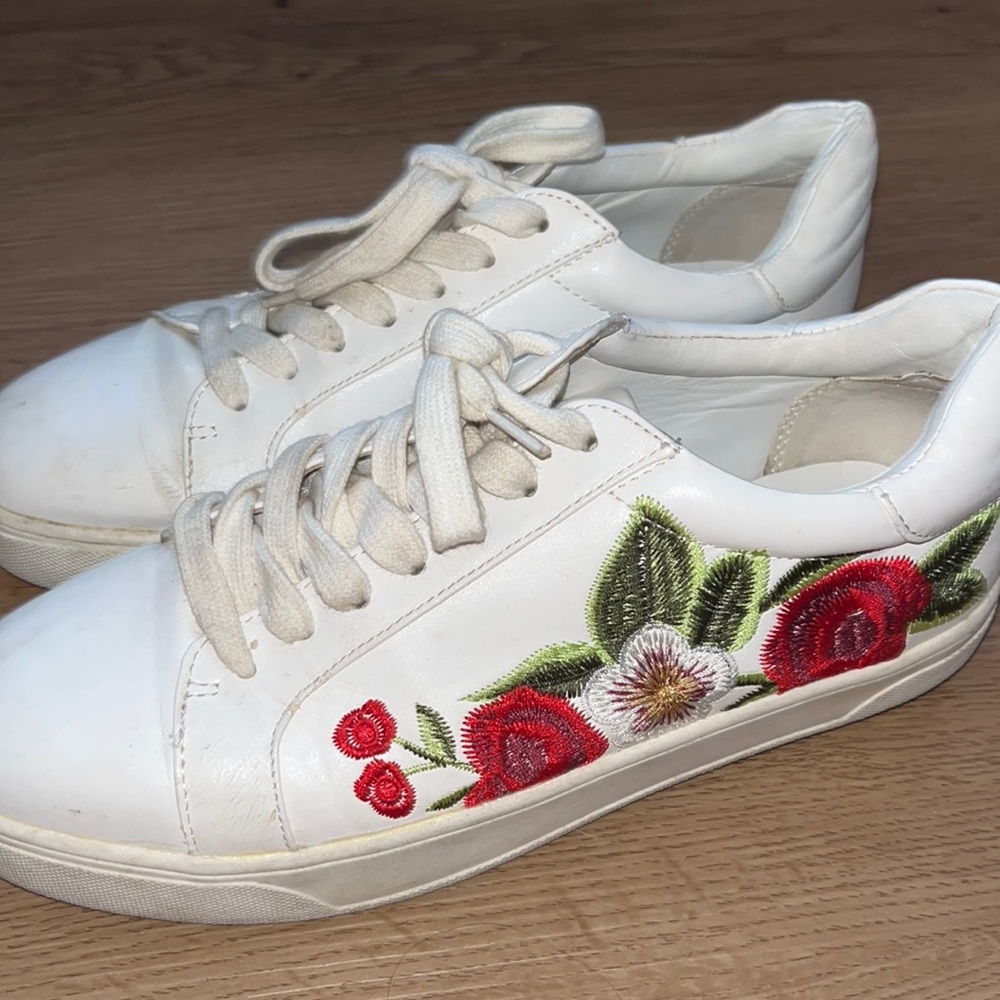 Size 7 call it spring floral sneakers